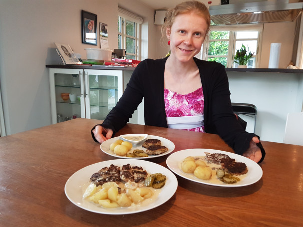 Annemarie Olsen anbefaler, at børn selv får lov at blande ingredienserne, som de nu foretrækker det. Foto: Københavns Universitet