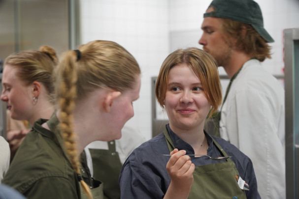 Mange af elevambassadørerne gør sig overvejelser om, hvad grønt madhåndværk konkret betyder på deres læreplads. Her Nikita og Alberte. Foto: Stagbird