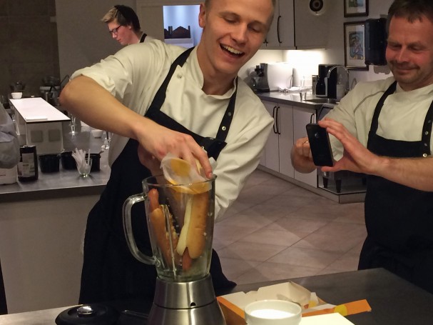 Kokken Kasper Styrbæk gør klar til at blende hotdogs, mens Klavs Styrbæk fotograferer. Foto: Eva Rymann
