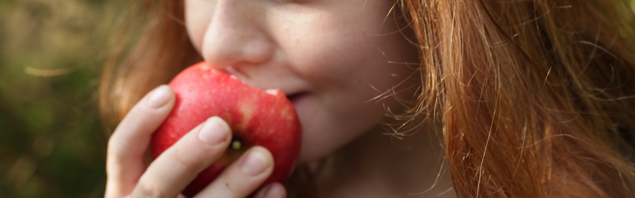 Pige dufter til et æble. 