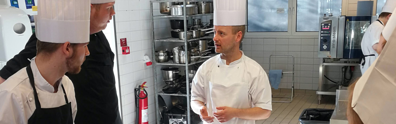 Kokkefaglærer Simon Sørensen skal være med til at sætte klimaet på skemaet, så fremtidens kokke kan inspirere forbrugere, restaurantgæster og fødevareindustri til mere bæredygtige retter og madvaner. Foto: TechCollege.
