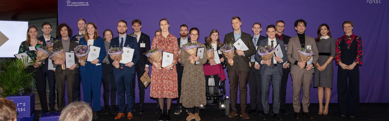 Smagsambassadør Mie Thorborg Pedersen (i midten, med briller) og de øvrige modtagere af EliteForsk-rejsestipendiet med kronprinsessen og Uddannelses- og Forskningsministeren.