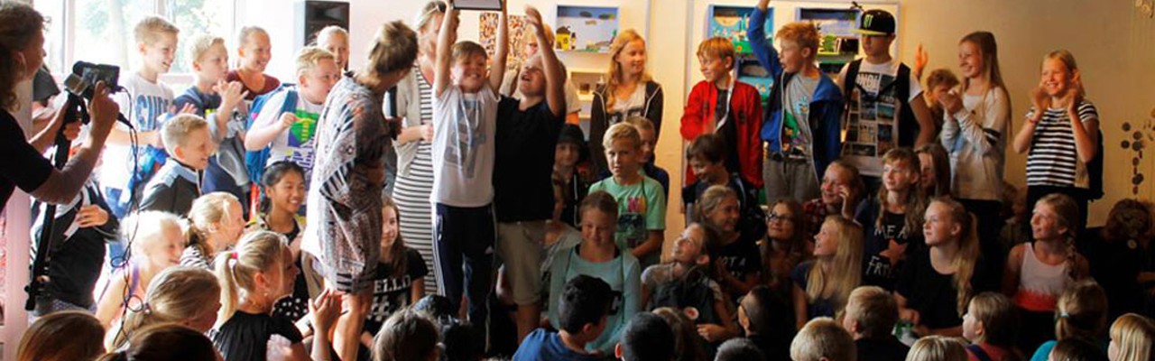 Børnenes kunstudstilling er også en konkurrence blandt de deltagende klasser. Foto: HCA Festivals.