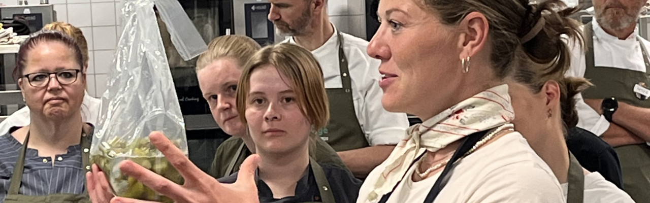 GastroLabCollege inviterer branchen ind i netværket. Her Emilie Qvist, der arbejder med fermentering. Foto: Eva Rymann