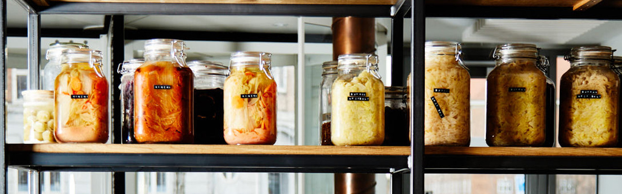 Fermenteringsglas på Hotel- og Restaurantskolen. Foto: Jonas Drotner Mouritsen Fermenteringsglas på Hotel- og Restaurantskolen. Foto: Jonas Drotner Mouritsen