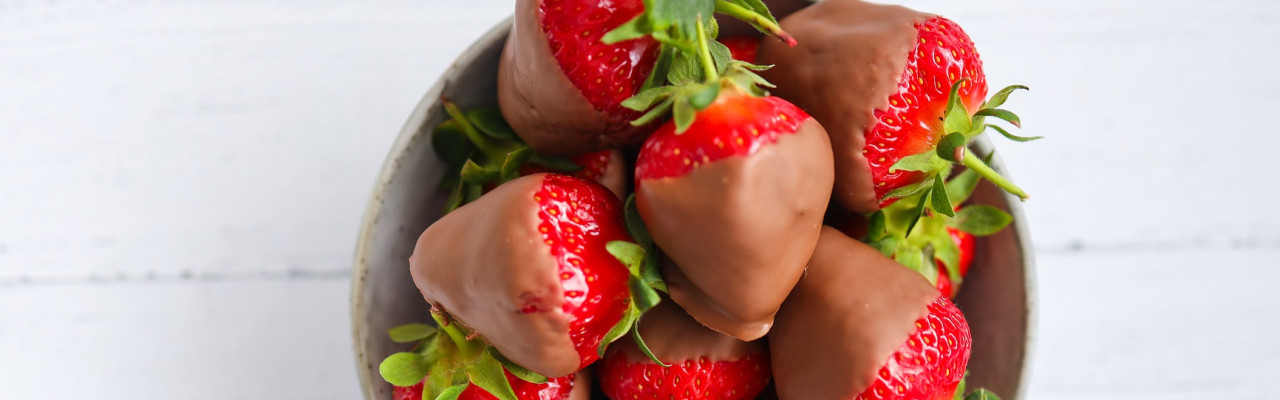Jordbær dyppet i chokolade. Foto: Pixabay