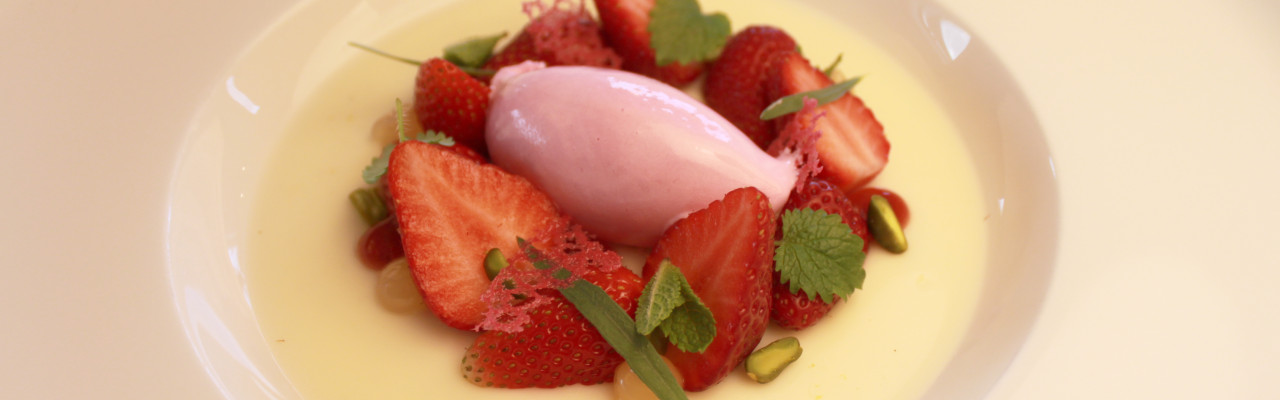 Koldskålsfromage med jordbær. Foto: Simon Sørensen