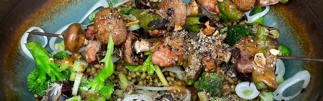 Mungbønner og broccoli med daddeldressing, egypterknas og gris på spyd. Foto: Styrbæks