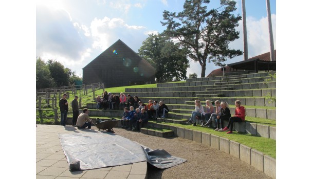 6.D. og naturvejleder Morten Kjelmann fra Jagt- og Skovbrugsmuseet gør klar til opbrækning af et dådyr. Foto: Anne Bech