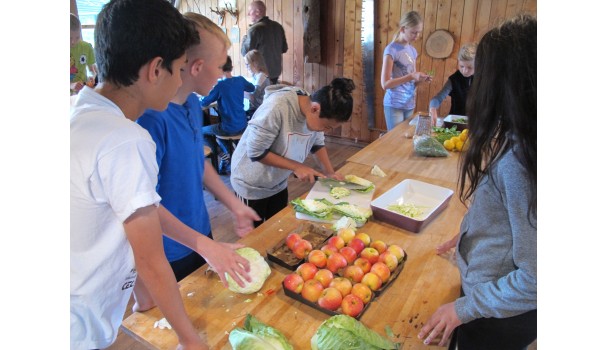 I Jagt- og Skovbrugsmuseets køkken er eleverne i gang med salaten til den vilde frokost. Foto: Anne Bech