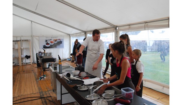 Morten Falk instruerer de unge kokke i festivalkøkkenet. Foto: Kurt Thomsen